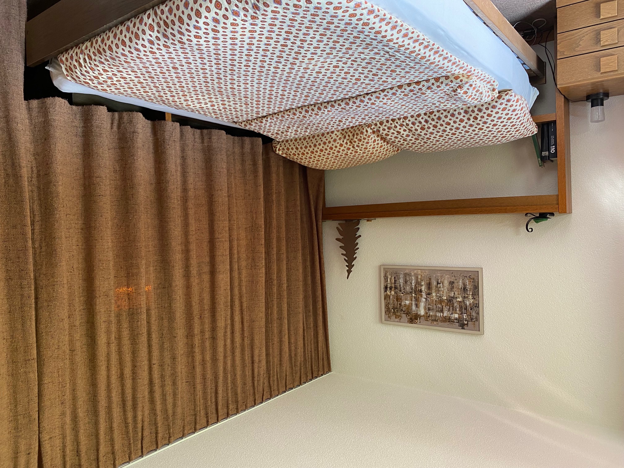 Doppelbett hinter dem Raumteiler mit zugezogenem Vorhang