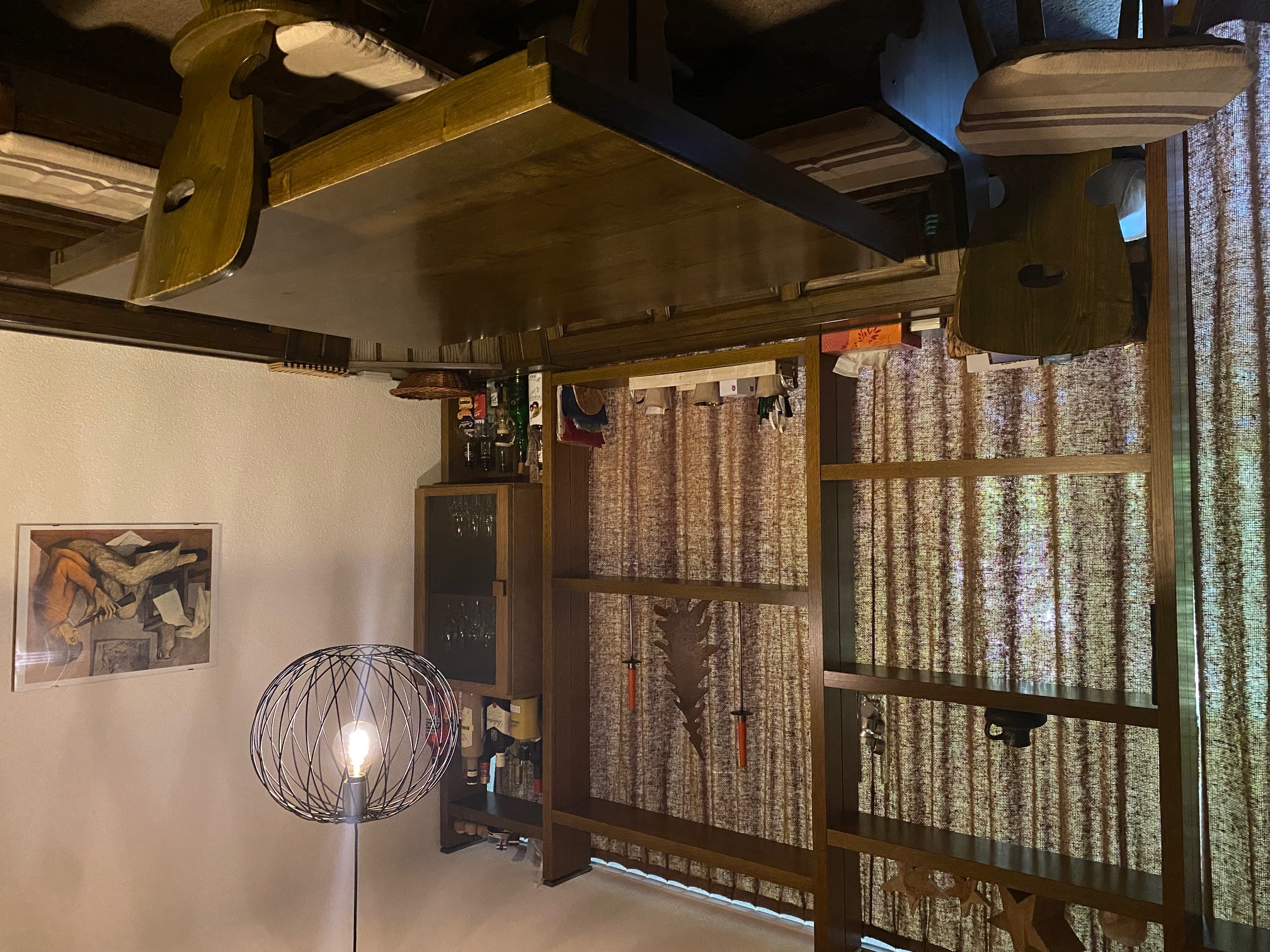 Esstisch mit Eckbank und Lampe mit Philips Hue