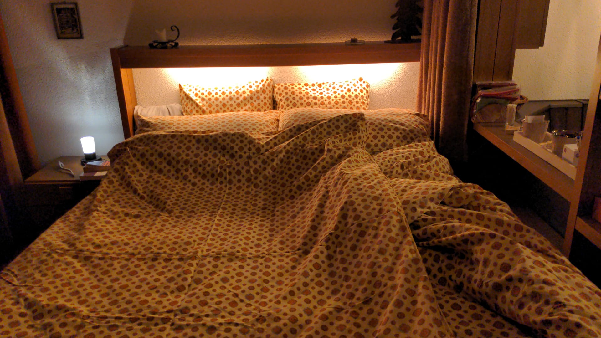 Original-Bettwäsche aus den Siebzigerjahren; Lesebeleuchtung