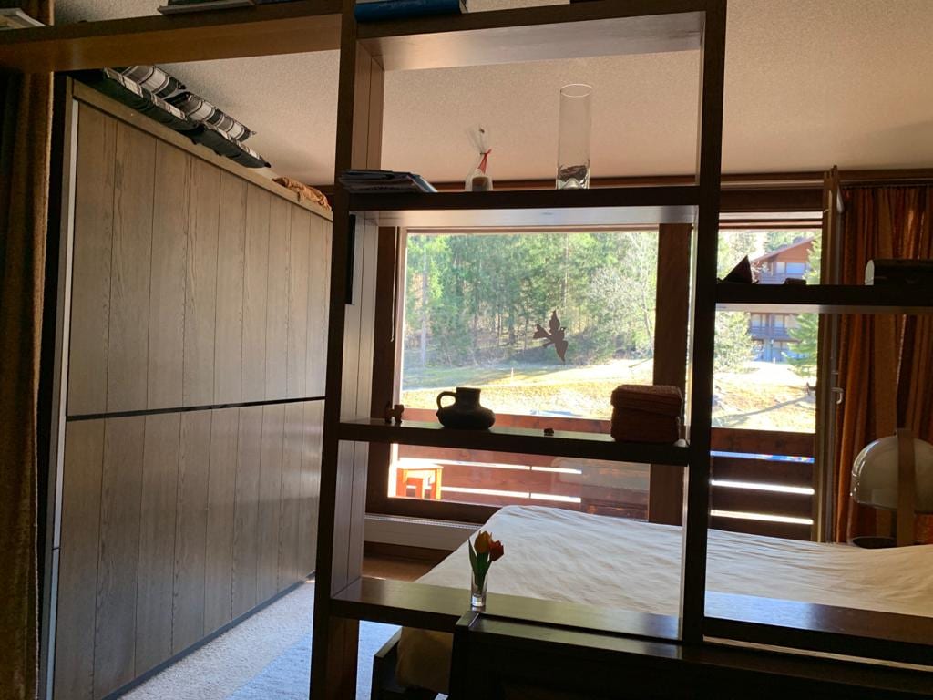 Links das hochgeklappte Kajütenbett