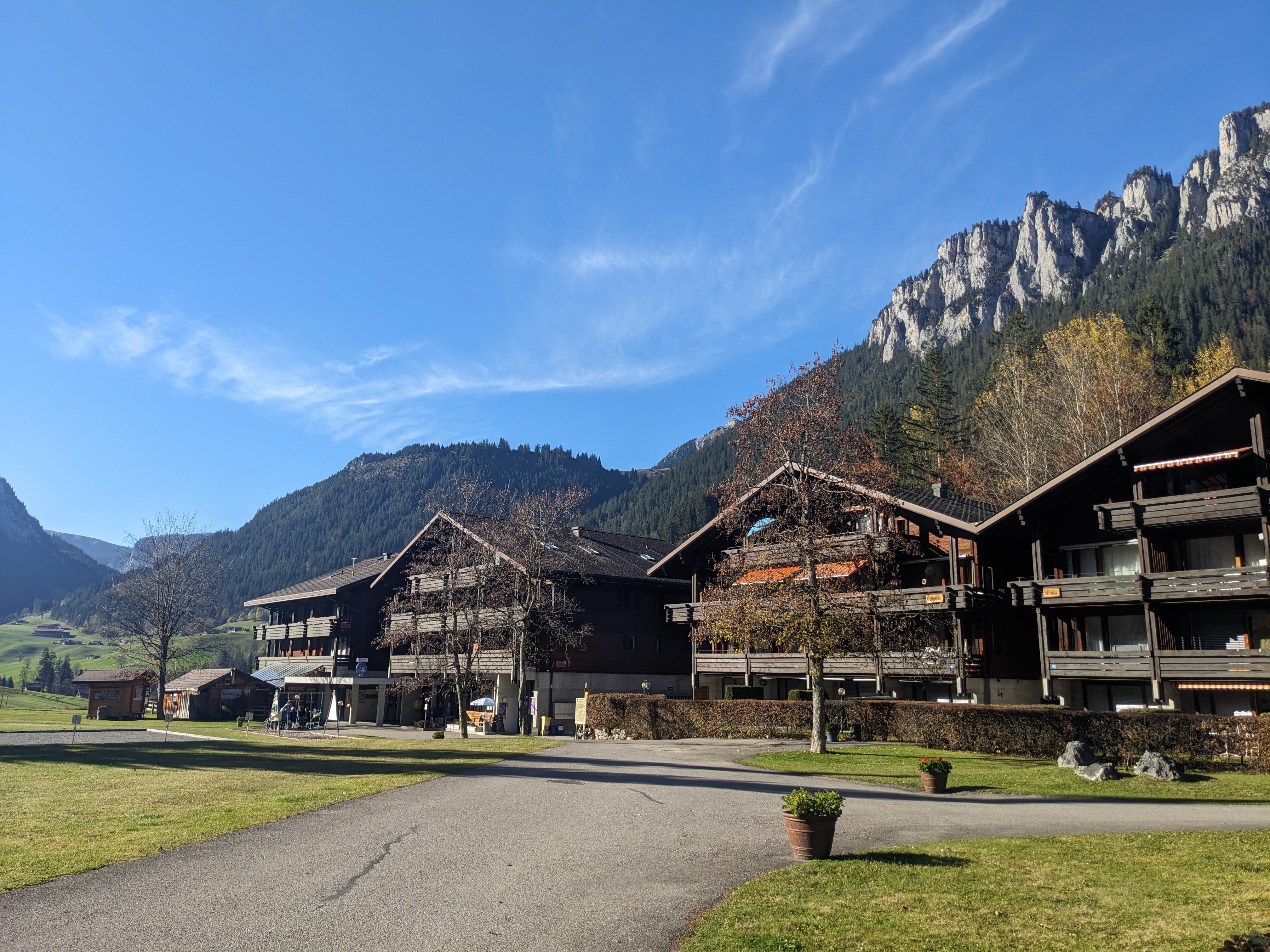 Direkter Blick auf das Haus Silvana (2. von rechts) mit dem Studio