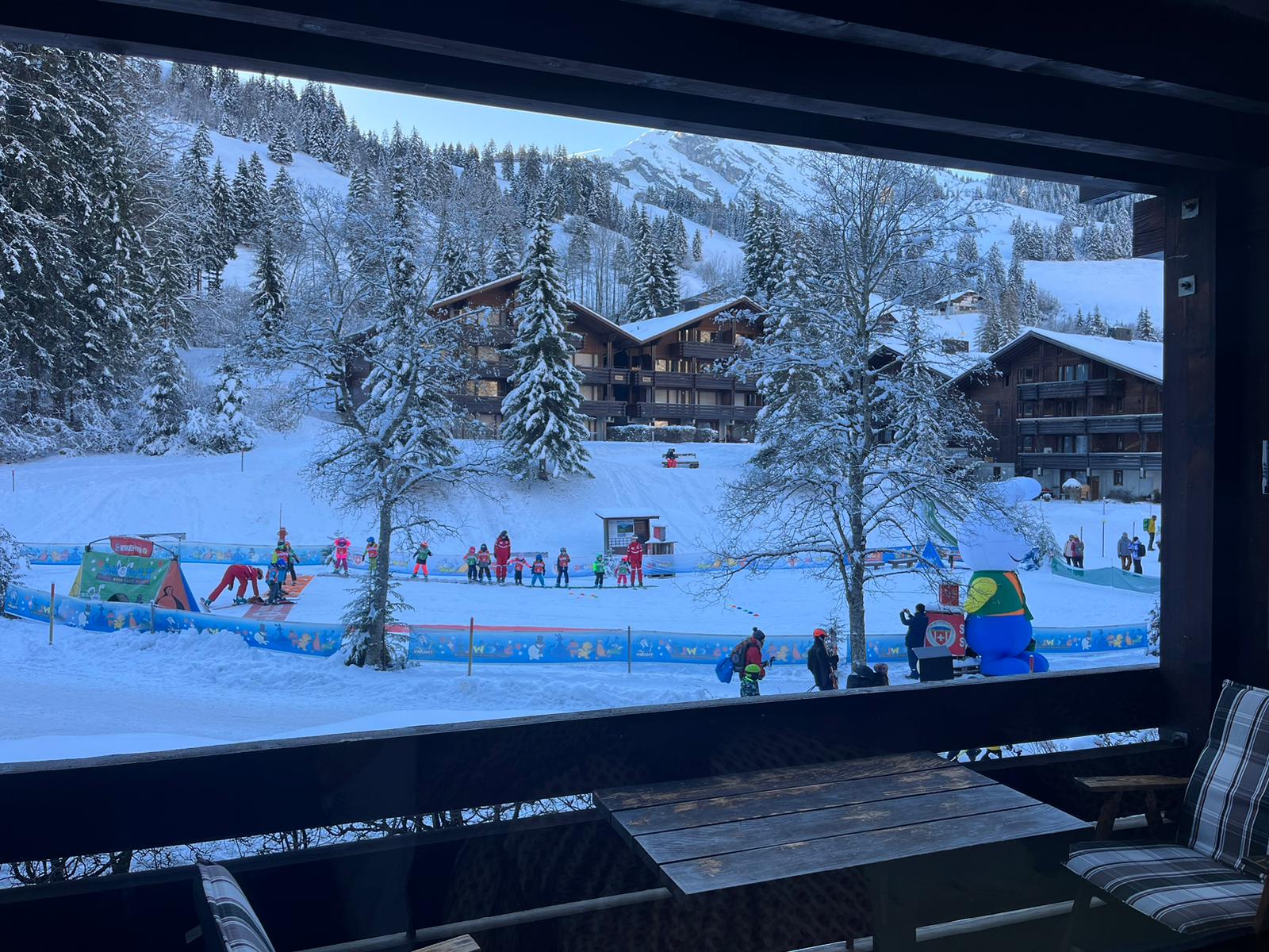 Blick vom Balkon auf den Anfängerbereich der Skischule für die Allerkleinsten