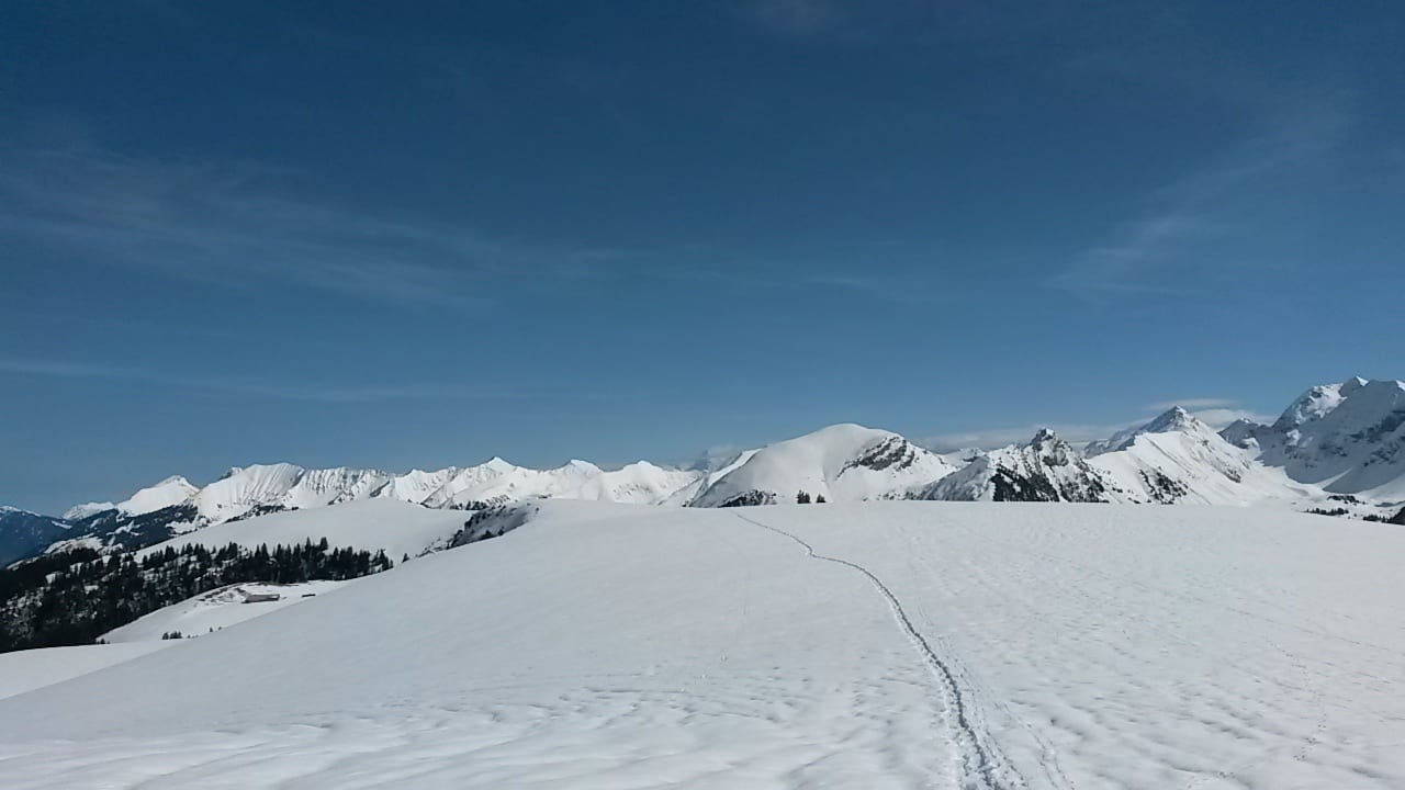 Schneschuhlaufen auf dem Meniggrat
