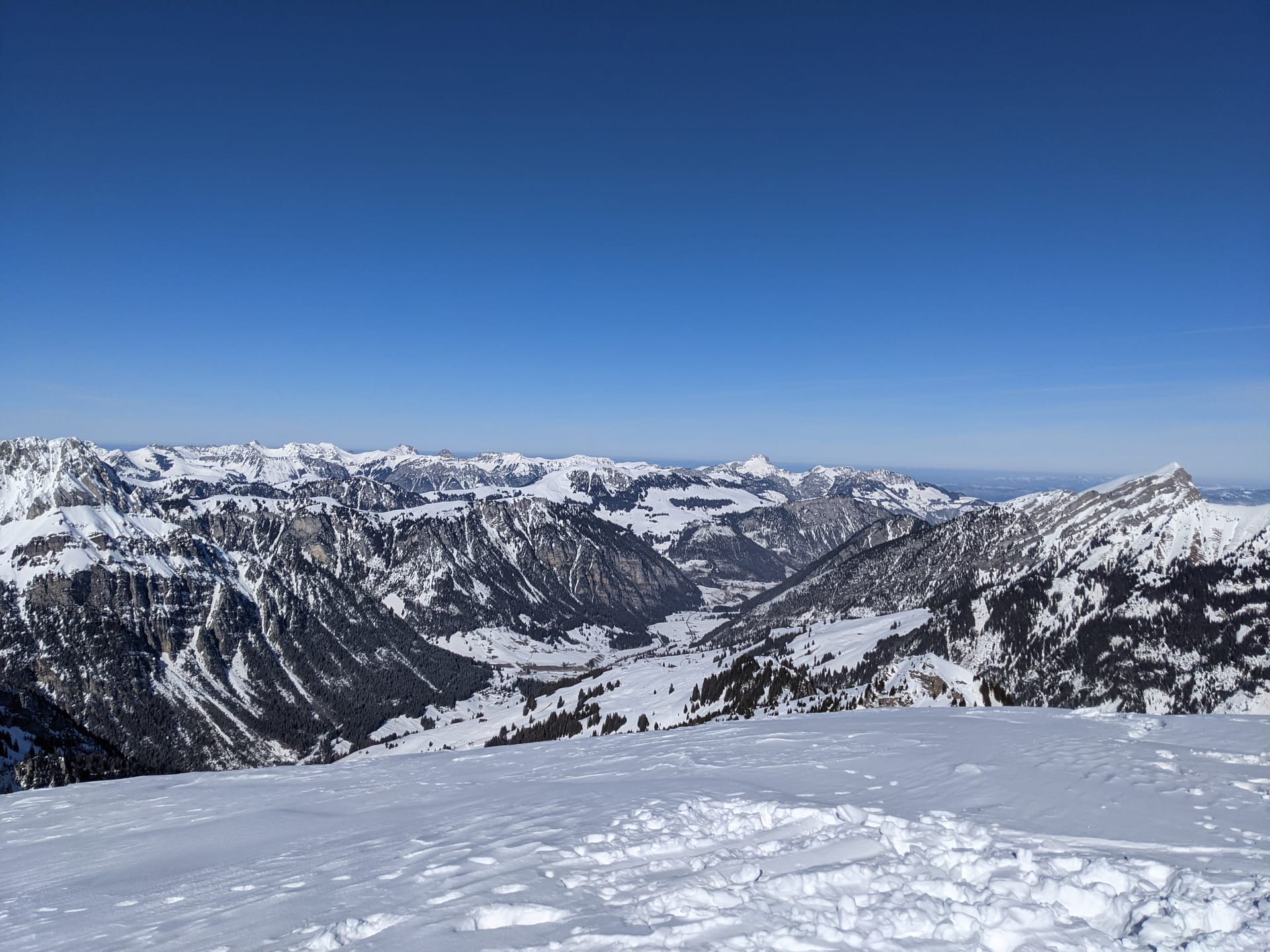 Blick von der Rauflihore (2323 m) auf Schwenden im Diemtigtal, links die Seehore