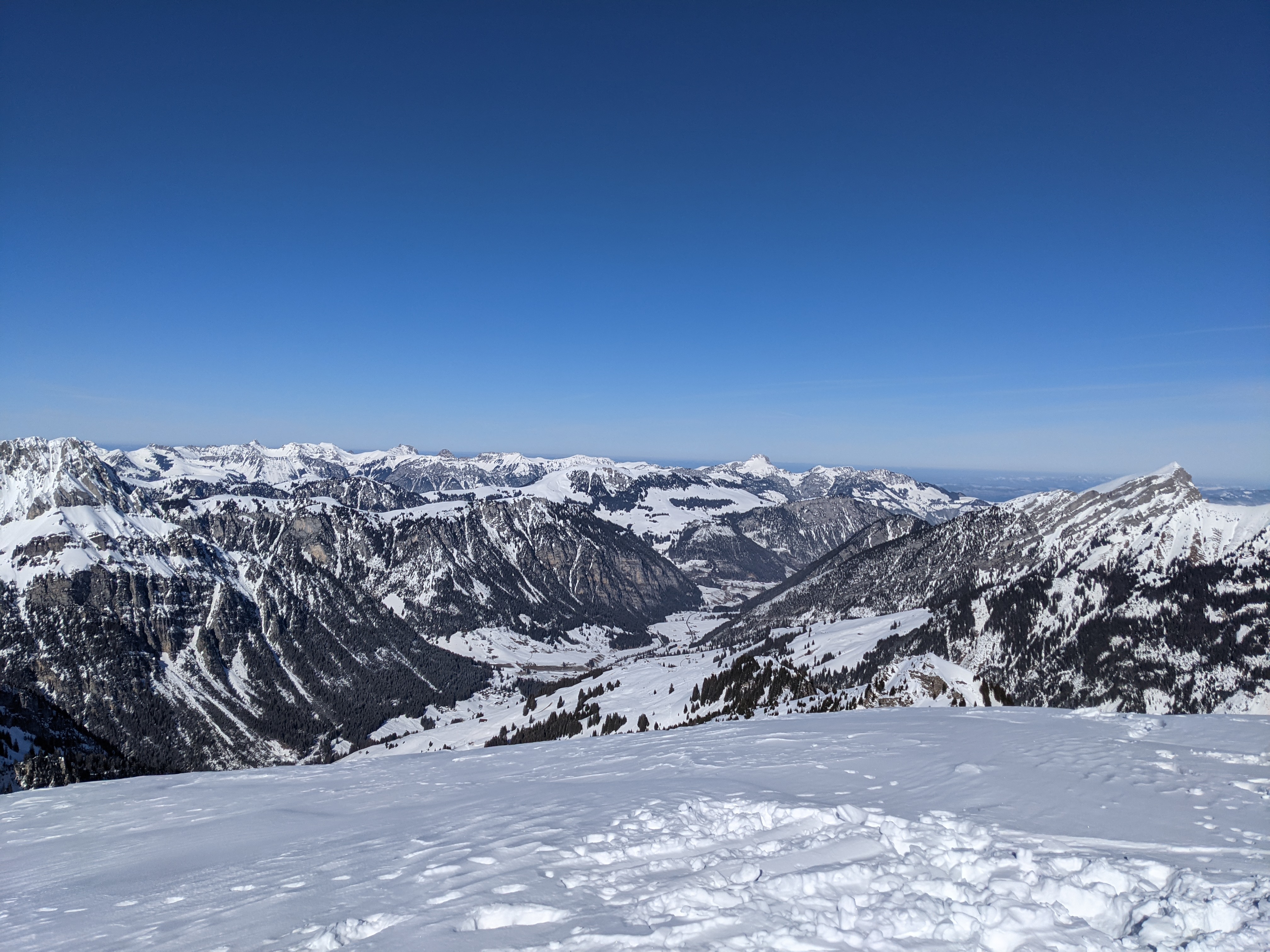 Blick von der Rauflihore (2323 m) auf Schwenden im Diemtigtal, links die Seehore